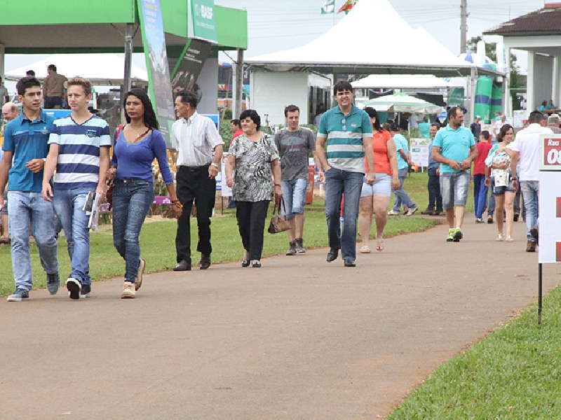 Movimento já é intenso no 2ª dia do Dia de Campo Copercampos