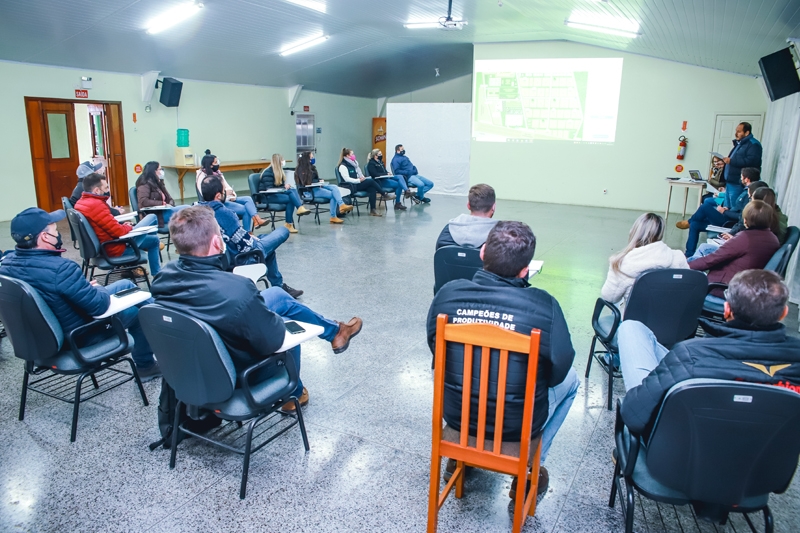 Representantes de empresas de defensivos, fertilizantes e corretivos participam de reunião