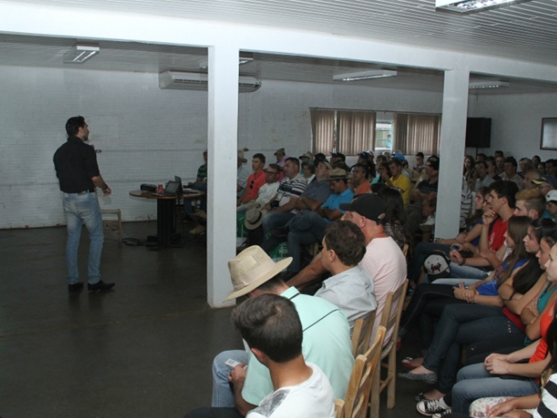 Jovens Empreendedores Copercampos participam de palestra no Dia de Campo