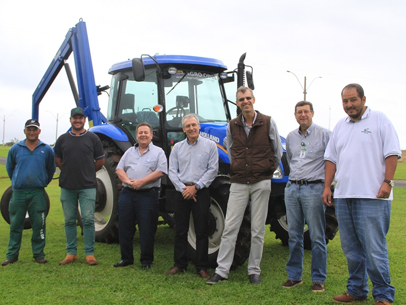 Campo Demonstrativo investe em trator para auxiliar no plantio